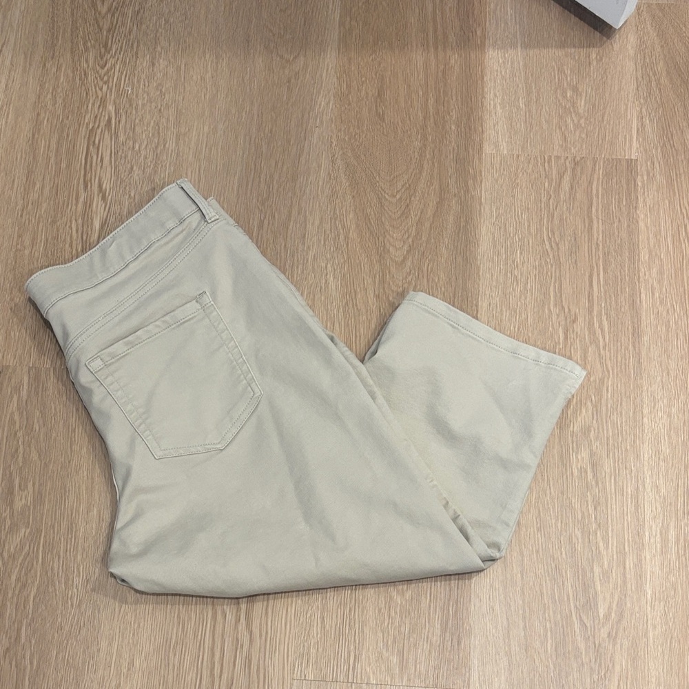 Liz Claiborne Beige mid rise Sara Crop Capris NWOT. Stretch waistband